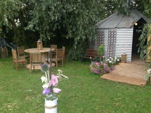 Skipbridge Farm Shepherds Huts Campground Green Hammerton المظهر الخارجي الصورة