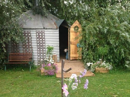 Skipbridge Farm Shepherds Huts Campground Green Hammerton المظهر الخارجي الصورة