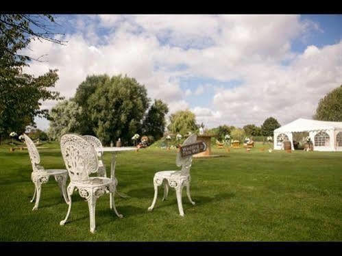 Skipbridge Farm Shepherds Huts Campground Green Hammerton المظهر الخارجي الصورة